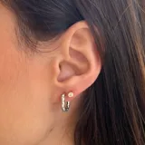Par de aros tipo argolla con textura y un aro tipo solitario con engarce de circonia. Los aros son de plata 925 con acabado en oro de 18k.