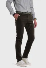 Pantalón de pana marrón oscuro, de corte slim fit, con bolsillos laterales y traseros.