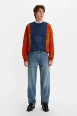 Jeans de corte holgado y tiro medio, confeccionados en denim de algodón con un ligero toque de elastano. Presentan un lavado medio clásico, diseño de cinco bolsillos y cierre frontal con botón y cremallera.