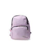 Mochila urbana de tamaño medio en color lila, con cierre principal y bolsillo frontal con cierre, ambos con detalles en negro. Incluye correas ajustables y una placa metálica decorativa en la parte inferior.