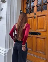 Remera de manga larga color rojo, con escote cuadrado y corte ajustado al cuerpo.