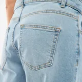 Jean de maternidad con corte wide leg, tiro alto y diseño de cinco bolsillos, confeccionado en denim de lavado claro.