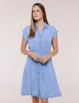 Vestido camisero corto Zac & Rachel de denim liviano, con cuello camisero, escote en V, abotonadura frontal, mangas cortas, cintura entallada con alforzas y falda evasé con vuelo.