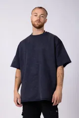 Remeron de algodón rústico con efecto de lavado gastado, corte oversize, cuello redondo y mangas cortas con terminaciones al corte.