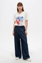 Remera de algodón blanca de manga corta y cuello redondo, con estampado frontal alusivo a "Maine Lobster Lovers Club" en tonos rojos y azules.