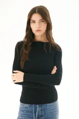 Buzo negro de morley con cuello bote y mangas largas.