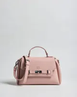 Cartera chica de símil cuero color rosa, con textura granulada, asa superior y correa bandolera regulable y desmontable. Cuenta con solapa con broche y herrajes plateados.