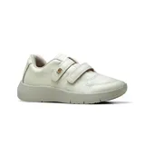 Championes deportivos casuales de cuero vacuno con textura granulada, color blanco. Presentan cierre mediante tiras de velcro, suela de goma antideslizante y detalle de logo metálico dorado en el lateral.