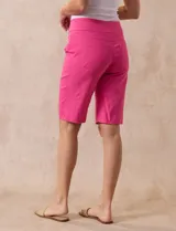 Bermuda rosa de gabardina elastizada, marca Ruby Rd, con pretina ancha elastizada, bolsillos simulados en la parte delantera y bolsillos aplicados en la parte trasera.
