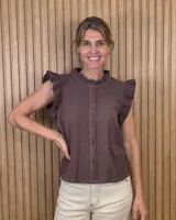 Musculosa de lino color marrón con volados en los hombros, cuello alto con fruncido y cierre frontal de botones.