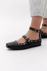 Ballerinas color chocolate con punta cuadrada, correa sobre el empeine con hebilla y apliques de tachas plateadas.