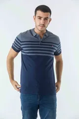 Remera tipo polo de manga corta con diseño a rayas horizontales en color blanco y tostado. Presenta cuello clásico, cierre frontal con botones y logo pequeño bordado en el pecho.