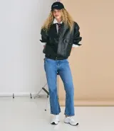 Pantalón de jean corte flare cropped, con tiro alto, cierre frontal con botón y cremallera, trabillas para cinturón y bolsillos laterales y traseros.