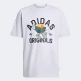 Remera de algodón color gris jaspeado, con cuello redondo y corte holgado. Presenta un estampado gráfico en el frente que combina el logo de Adidas con un personaje animado.