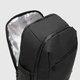 Mochila deportiva negra de diseño minimalista, con múltiples compartimentos, incluyendo espacio térmico para raquetas, bolsillo inferior ventilado para calzado y compartimento interno para laptop.