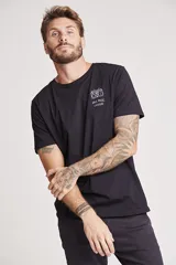 Remera blanca de manga corta con cuello redondo y un pequeño estampado azul en el pecho.