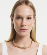 Collar choker dorado de metal con textura de serpiente y diseño de muelles.