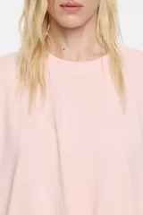 Vestido midi bimateria de corte ajustado en la cadera, con escote caja, manga corta murciélago y parte superior con pliegues en delantero y espalda. Falda fluida con vuelo y abertura.