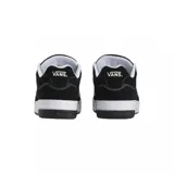 Championes Vans modelo Upland, color negro con detalles en blanco. Presentan un diseño de caña baja con el logo lateral característico de la marca, suela de goma blanca y cordones al tono.