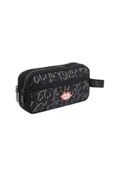 Necessaire de diseño rectangular en color negro, con estampado de corazones en tonos grises y logo de labios rojos en el frente. Cuenta con cierre principal y una manija lateral de cinta con inscripciones.