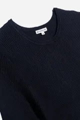 Vestido tejido azul marino de corte a la rodilla, con cuello redondo y mangas largas.