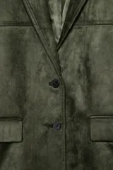 Blazer verde militar de efecto gamuza, con cuello de solapa, manga larga, bolsillos delanteros con solapa, forro interior y cierre frontal con botones.