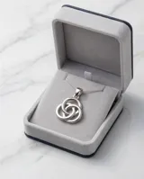 Collar con dije de plata 925 compuesto por tres aros entrelazados de diseño minimalista, suspendido de una cadena fina de eslabones.