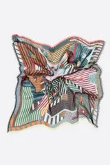Chal de viscosa liviano con diseño multicolor de bloques geométricos y letras estampadas, con terminaciones desflecadas en los bordes.