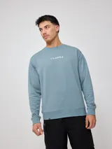 Sweater celeste de corte regular con logo Rusty estampado en el pecho.