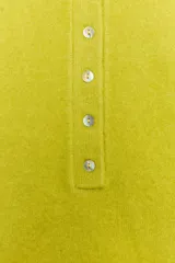 Jersey de punto color marrón, de cuello redondo y manga larga, con cierre frontal parcial de botones.