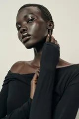 Top de manga larga confeccionado en tejido de algodón, con diseño de escote asimétrico y corte ajustado al cuerpo.