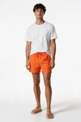 Short de baño naranja con cintura elástica y cordón ajustable.