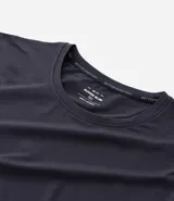 Remera térmica de manga larga y cuello redondo, confeccionada en tejido técnico ligero de poliéster y elastano. Diseño liso y ajustado, ideal para actividades deportivas.