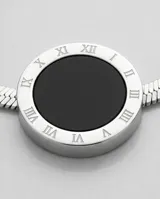 Collar tipo gargantilla de acero con cadena de eslabones planos y dije circular central con piedra ónix negra.