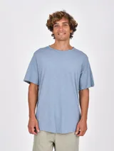 Remera de manga corta color celeste claro, con cuello redondo y corte holgado.