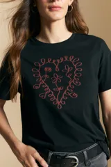 Remera de manga corta color marrón, con estampado central de corazón en color lila.