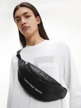 Riñonera negra de Calvin Klein Jeans, confeccionada en cuero sintético con logo de la marca en relieve.