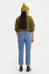 Jean de corte recto y estilo cropped, confeccionado en denim de algodón rígido. Presenta un lavado azul medio con efecto desgastado, tiro medio y cierre de botones clásico de la línea 501.