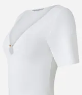 Blusa de manga corta confeccionada en tejido de viscosa texturizado, con escote en V profundo que presenta un detalle de aro metálico central.