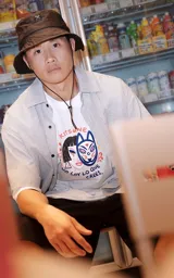 Remera oversize de manga corta y cuello redondo, en color blanco, con estampado frontal alusivo a Kitsune y la frase "No soy lo que creés".