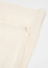 Pantalon de corte recto y tiro medio, confeccionado en tejido de ramio. Presenta un diseño largo y cierre lateral con cremallera oculta.