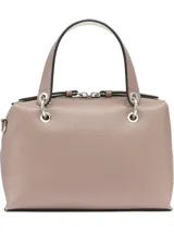 Cartera tipo satchel de Calvin Klein en color rosado con textura granulada. Cuenta con asa superior, correa ajustable extraíble y un set de accesorios colgantes que incluye un monedero circular con monograma y un pequeño estuche tipo sobre.