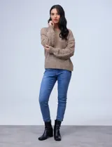 Buzo de lana color gris con mangas caladas.