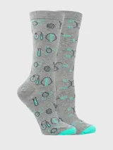 Par de medias de caña media color gris melange con estampado de fórmulas químicas y elementos de laboratorio en tonos turquesa y azul oscuro. Poseen puntera y talón en color turquesa.