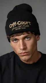 Gorro de lana negro con vuelta, con bordado frontal en tono dorado que incluye las inscripciones Off-Court, Game, Set, Match y Duxon Team.