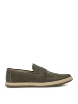 Mocasines de gamuza color verde militar, con suela revestida en yute trenzado y base de goma.