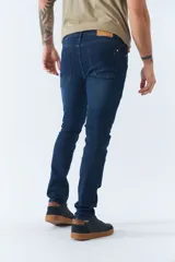 Jean de corte regular para hombre, color negro, con cierre frontal y bolsillos laterales y traseros. Presenta pasacintos en la cintura y costuras reforzadas.