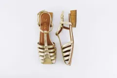 Sandalias doradas de cuero con tiras finas, taco bajo de madera y puntera cuadrada.