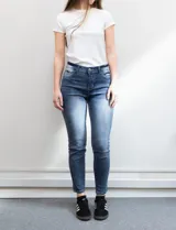 Jean skinny de denim azul con efecto lavado. Pretina con pasadores, botón y cierre. Delantera y trasera con bolsillos.