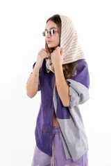 Chal pañuelo de formato triangular tejido a mano en lana merino y seda, con diseño de rayas en tonos beige y blanco.